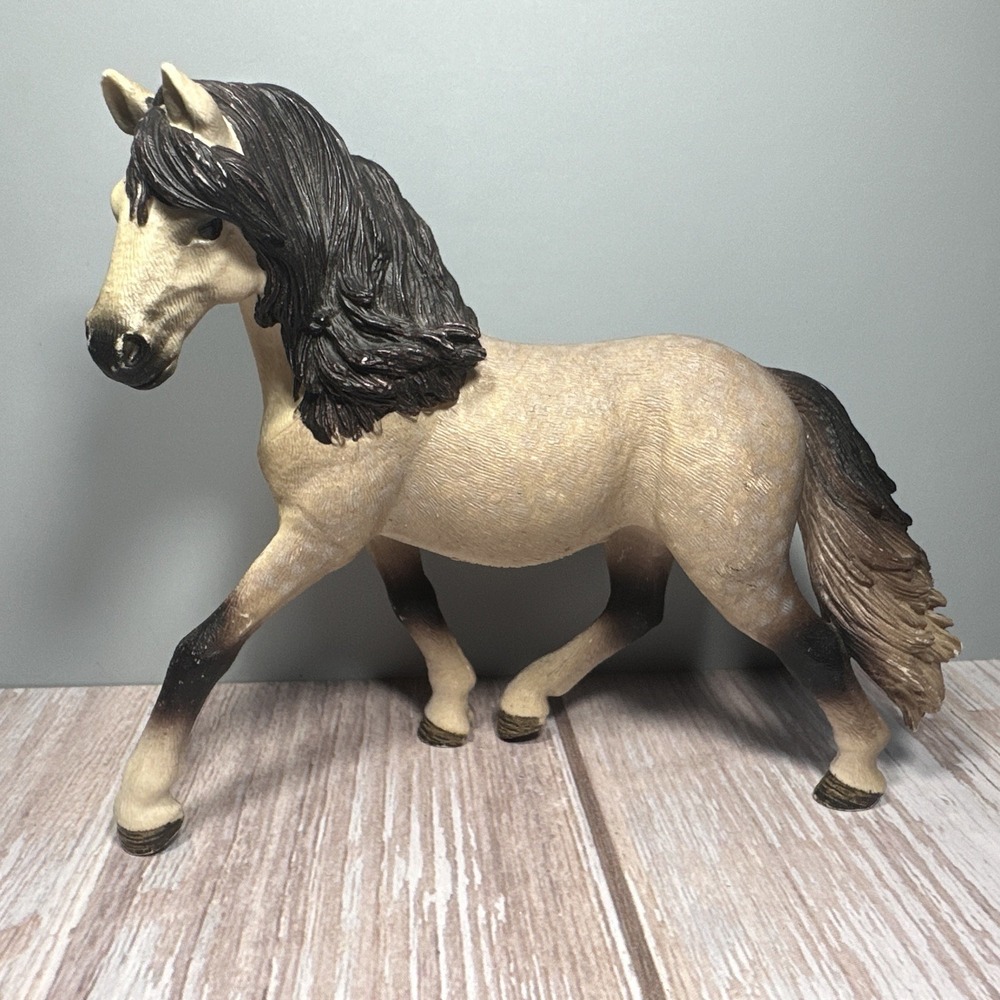 Schlick '14 Am Limes 69 D-73527 Tan W/ Dark Brown Horse Figure